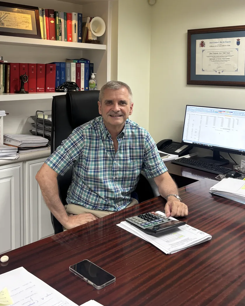 Clemente Vidal en su despacho, con su titulación colegial enmarcada al fondo