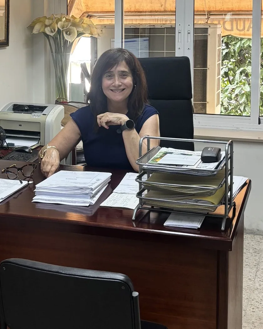 Elena Fernández trabajando en su mesa del despacho