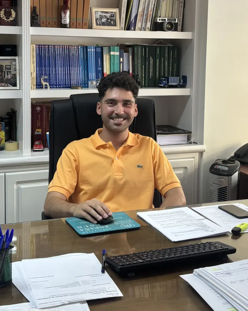 Jaime Vidal atendiendo un expediente en su mesa del despacho