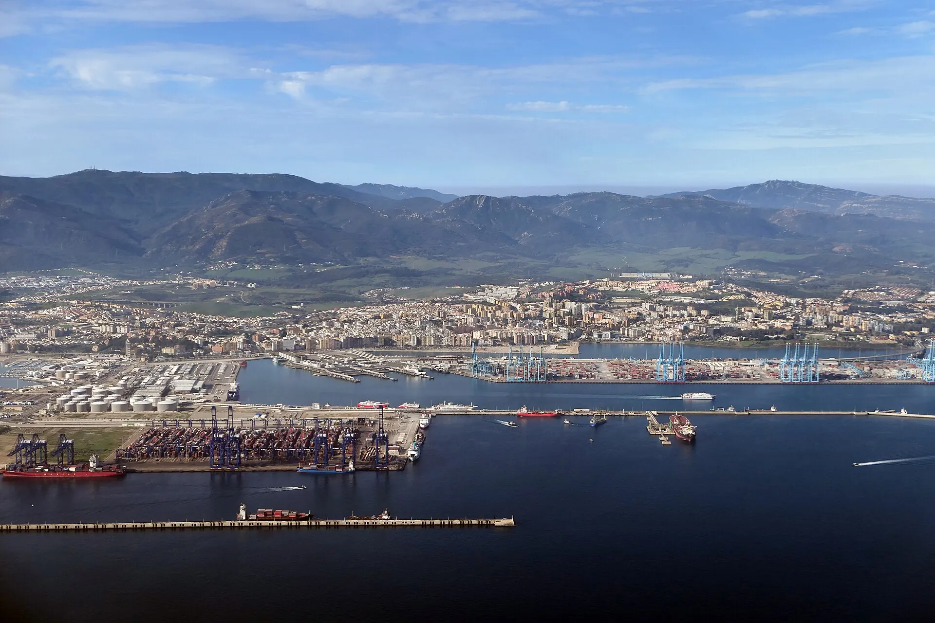 Vista aérea de la bahía y el puerto de Algeciras