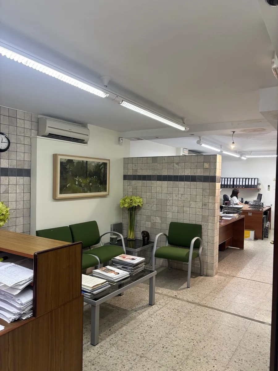 Sala de espera y recepción del despacho Carlos Fernández Algeciras y Asociados en Algeciras