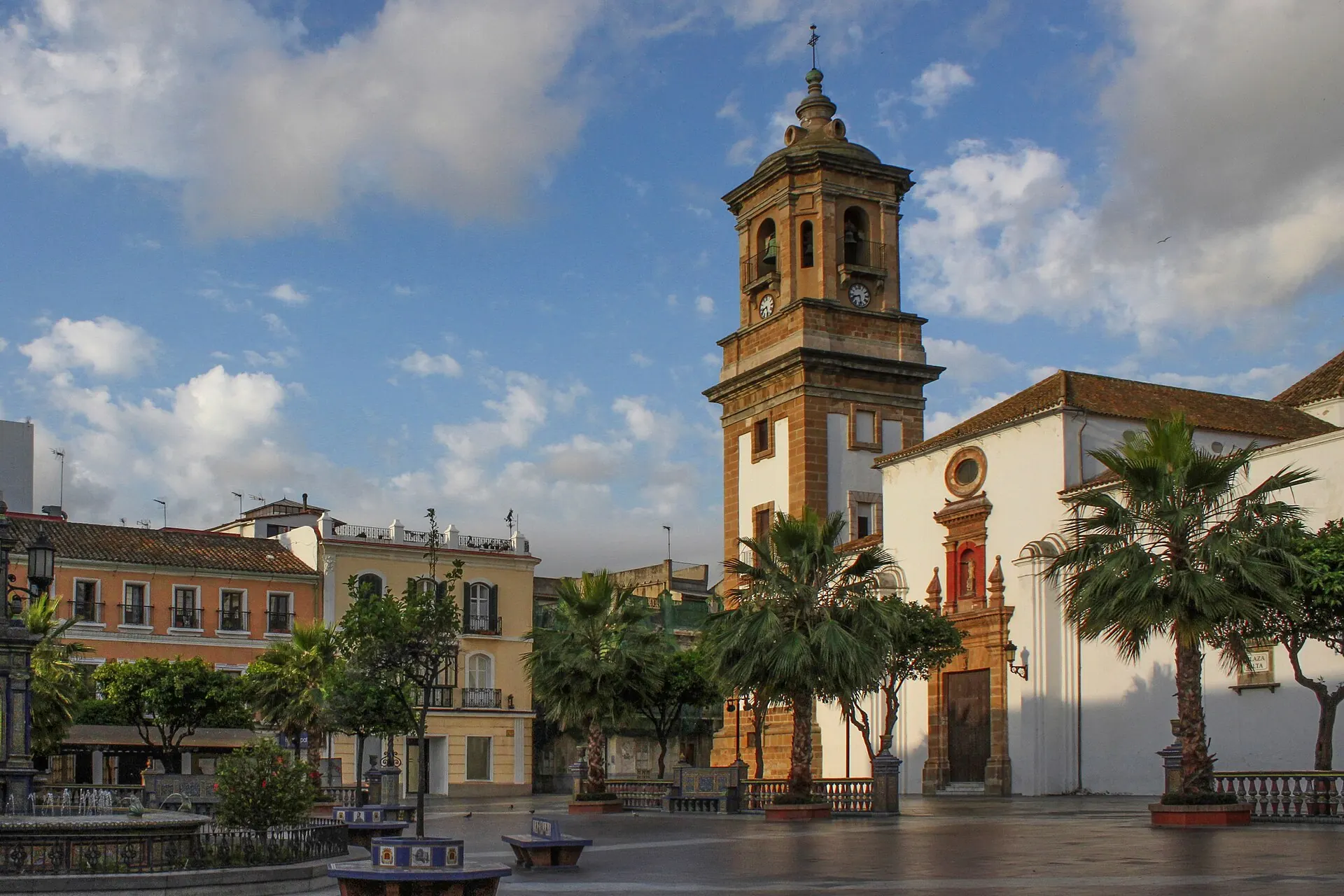 Plaza Alta de Algeciras con la iglesia de Nuestra Señora de la Palma